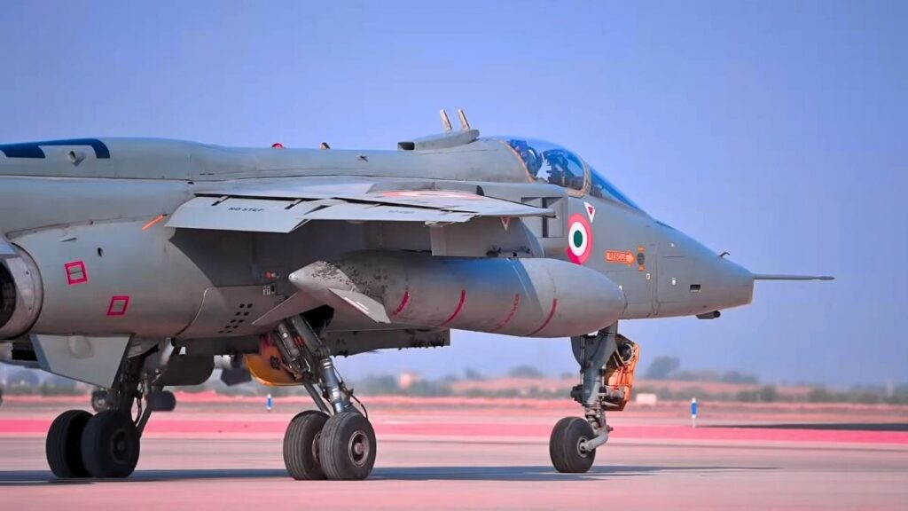 Churu Fighter Jet Crash: राजस्थान में हुआ जगुआर प्लेन हादसा, दो पायलट ने गवाई अपनी जान 3 Jaguar Fighter Jet Crash